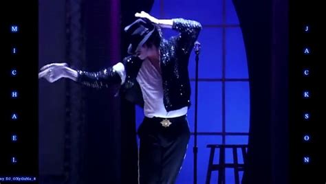 Michael Jackson Dancing Moonwalk