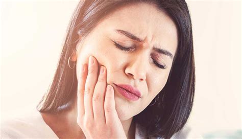 11 Easy and Natural Ways To Get Rid from Gum Pain - lifeberrys.com