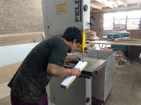 Making a Wooden Table 的图像结果