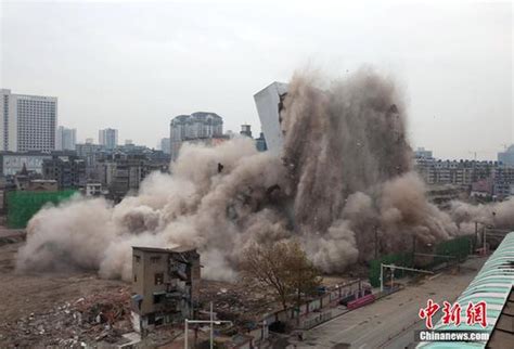 武汉爆破拆除77米高楼 刷新江城新纪录_海口网