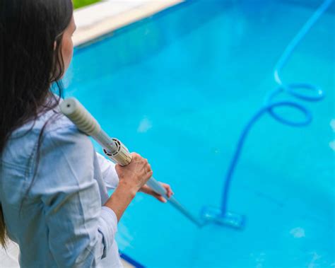 Using a Pool Vacuum 的图像结果