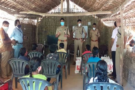മലയും പാറയും കയറി പൊലീസ് സേന കല്ലുപ്പാറയിലെ കാടുകയറി; കുട്ടികൾക്ക് ...