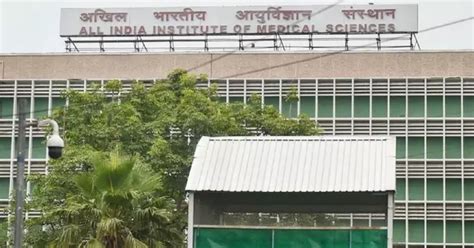 देश का हेल्थ सिस्टम! AIIMS, RML, LNJP, सफदरगंज... कहीं नहीं मिला बेड ...