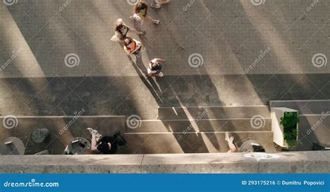 People Walking Top View 的图像结果