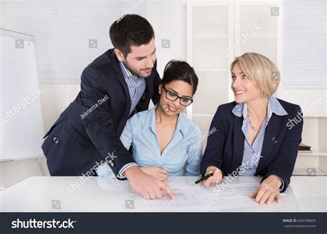 3 People Meeting 的图像结果