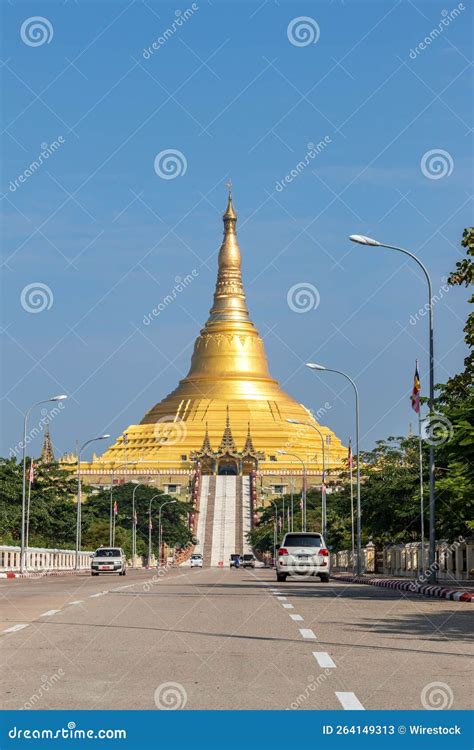 Camino a Uppatasanti Pagoda Nay Pyi Taw Myanmar Tiro Vertical Foto de ...