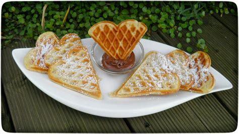 Dinkel-Buttermilchwaffeln mit Puderzucker und Nutella - Wiewowasistgut