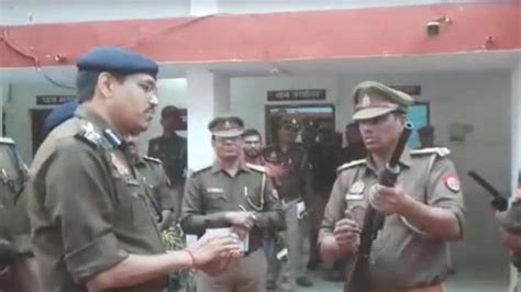 UP cop fails to load, fire rifle during surprise inspection | Video ...