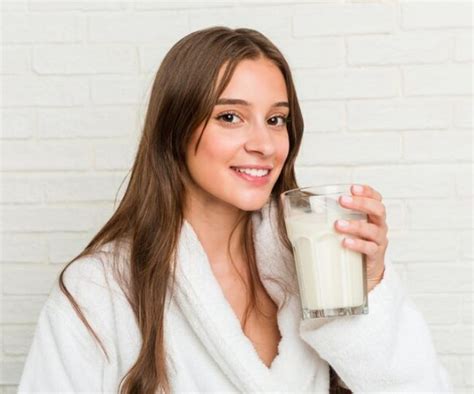 स्किन टेक्सचर को बेहतर बनाने के लिए इस तरह करें कच्चे दूध का इस्तेमाल ...