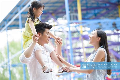 快乐的年轻家庭在游乐园嬉戏-蓝牛仔影像-中国原创广告影像素材