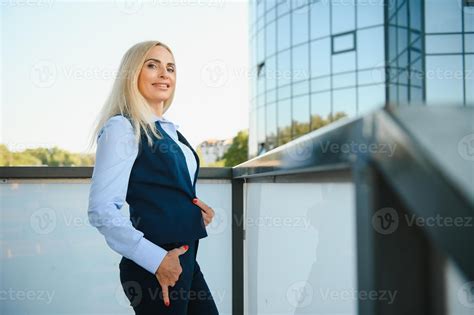 Business Women Going to Work 的图像结果