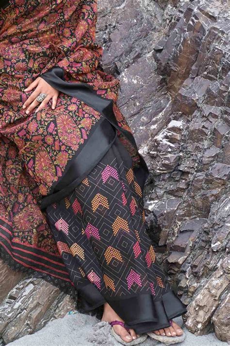 Buy Jade Black Floral Printed Linen Saree 77743 Online | Karagiri
