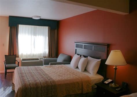 VALLEY OAKS INN (Woodland) - Motel Reviews, Photos, Rate Comparison ...