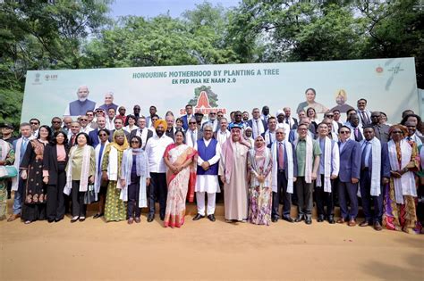 मुख्यमंत्री रेखा गुप्ता ने 'एक पेड़ मां के नाम' अभियान के तहत दिल्ली ...