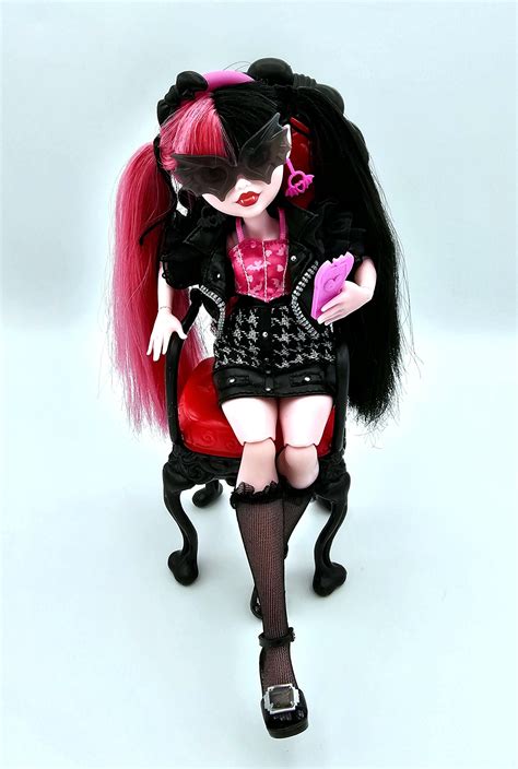 Queen behavior : r/MonsterHigh