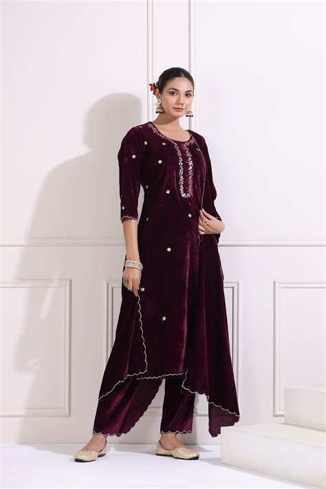 Create a Glamorous Look with a Wine Colour Dress | Amoree India