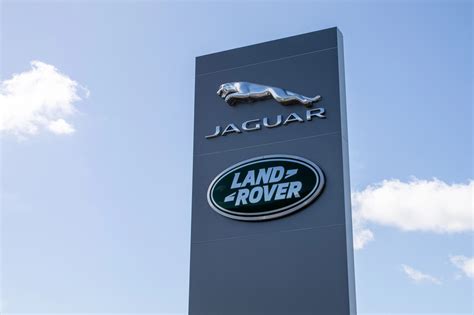 Strácajú MILIÓNY denne: Jaguar Land Rover stále nespustil výrobu, automobilka posunula termín na ...