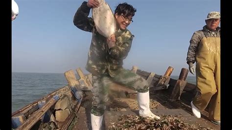 出海打鱼的渔民 有时就在船上吃午饭《过年Ⅱ》第二集【CCTV纪录】 - YouTube