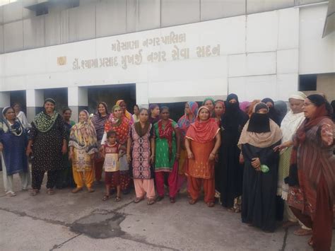 Women of Mehsana's Cheharnagar created an uproar in the municipality ...