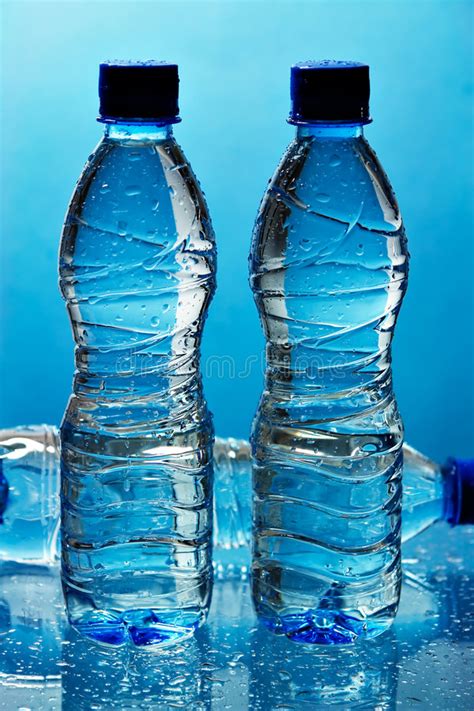 瓶装水 库存照片. 图片 包括有 颜色, 容器, 蓝色, 关闭, 形成, 被装瓶的, 水色, 透明, 盖帽, 冷静 - 891012