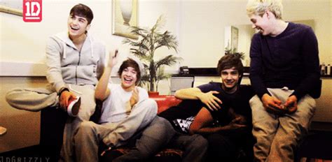 One Direction Surprsing Fans 的图像结果