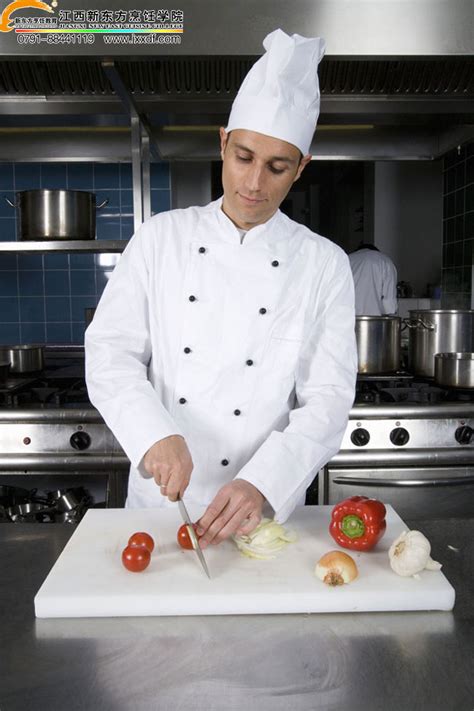 学厨师拥有超群的厨艺技能，为家人亲自打造美味——学厨师选专业厨师培训学校江西新东方烹饪学院高薪就业有保障