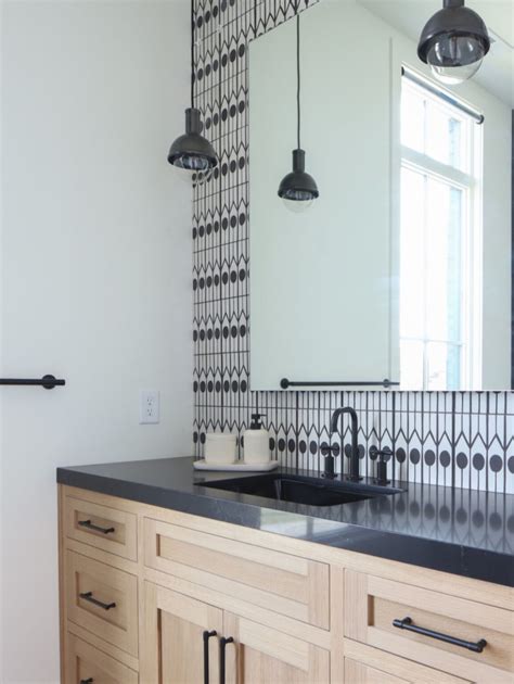 31 Stylish Black & White Tile Bathrooms That Redefine Classic - Days ...