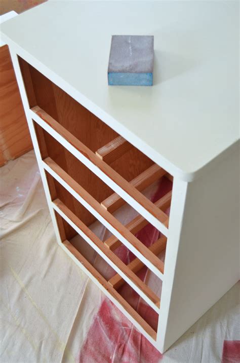 Spraying Chest of Drawers 的图像结果