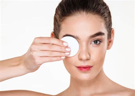 A Step-by-Step Guide: How to Apply Liquid Eyeshadow on Indian Skin – De ...