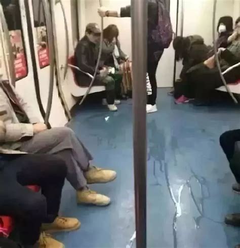 在北京地铁里偷拍被摁倒，他吓得掰断手机！警方：已拘_澎湃号·媒体_澎湃新闻-The Paper