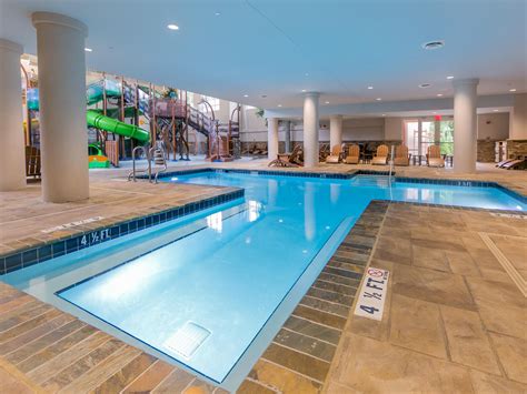 Hotel Navideño En Gatlinburg, Tennessee The Bearskin Lodge Hotel In