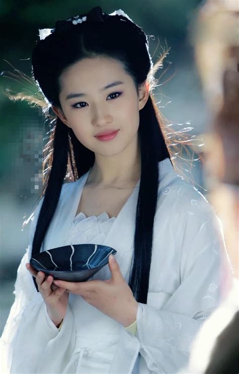 女神刘亦菲穿上校服青春灵动，就如一个18岁的大学生一样_网友