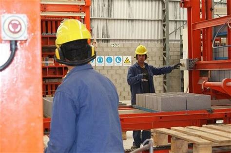 现场参观揭阳市环保科技公司简易水泥砖机生产线_泉工制砖设备生产厂家