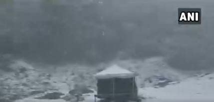 Fresh spell of snowfall in Uttarakhand's Badrinath temple, Chopta - BW ...