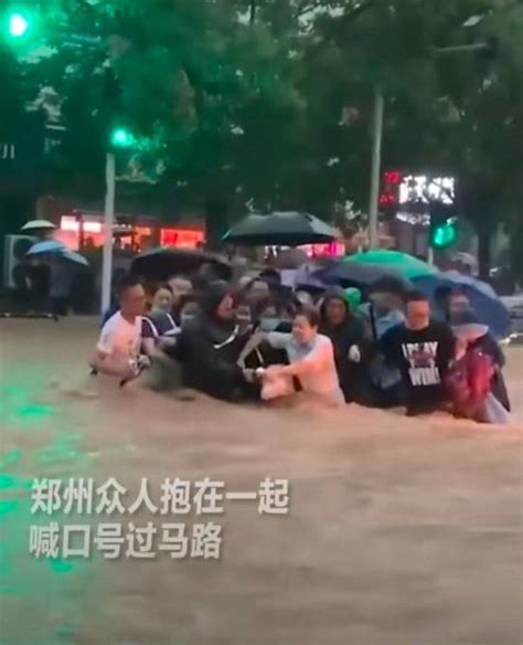 看郑州暴雨中的感人瞬间：没有从天而降的英雄，只有挺身而出的凡人_河南