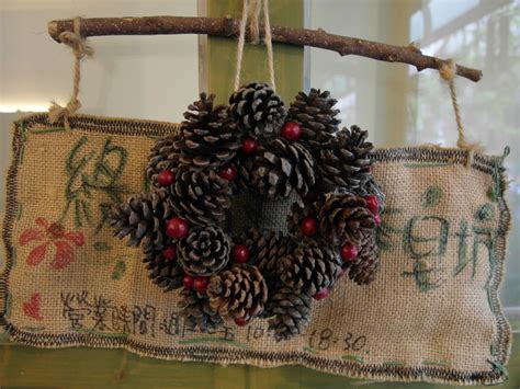 幼儿DIY可爱的松果圣诞树和挂饰 咿咿呀呀儿童手工网