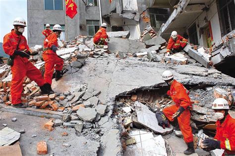 图文：浙江消防队员在倒塌的楼房内解救幸存者_新闻中心_新浪网