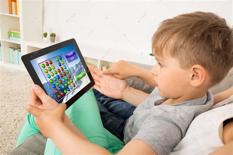 小男孩在电脑上玩游戏素材-高清图片-摄影照片-寻图免费打包下载