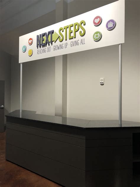 Corner Building Signs 的图像结果