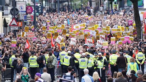 Anti-racism protesters gather in London to show 'unity' - BBC News