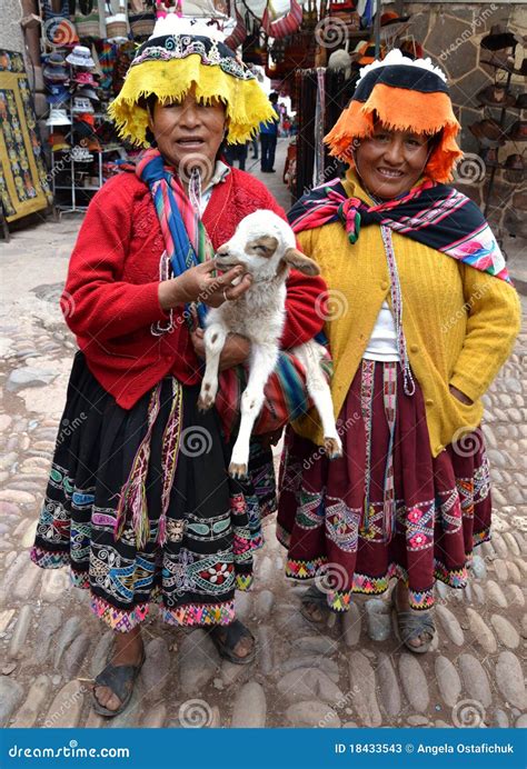 Peruvian Women in Traditional Clothing Editorial Stock Photo - Image of ...