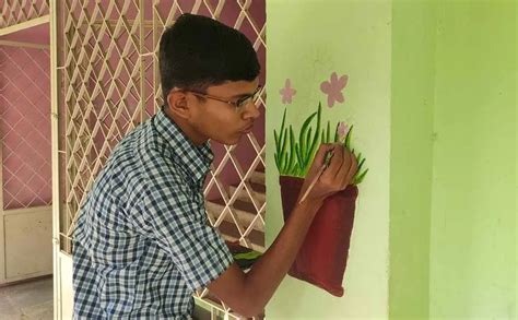 பள்ளிச் சுவர்களில் ஓவியங்களை வரைந்து அழகுபடுத்திய அரசுப் பள்ளி மாணவன்!