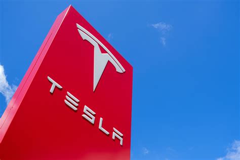 Tesla or Apple: Which Is a Better Stock to Buy?