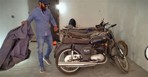 39 year old Rajdoot 175 motorcycle restored by its owner to its former ...