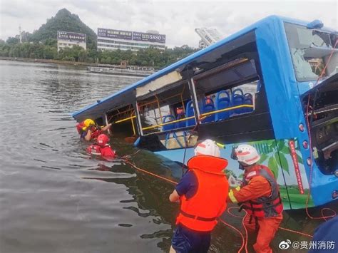 贵州安顺公交车坠湖事故已救出18人，坠湖瞬间曝光