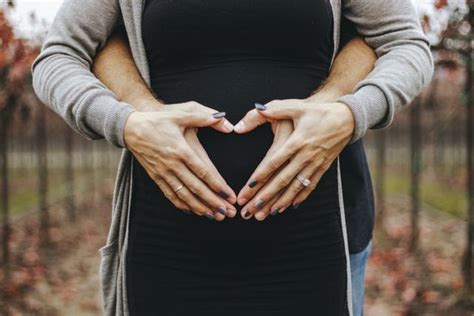 早孕试纸测出怀孕，但同时有少量月经咋回事？这些孕早期知识要懂