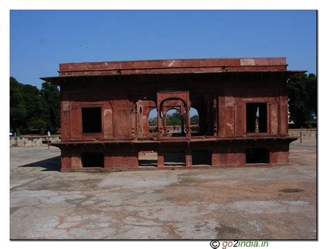 go2india.in : A Mahal at the centre of a dry pond inside Lal Killa or ...