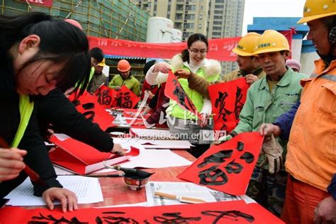 江苏镇江：志愿者为外来务工人员写春联-人民图片网