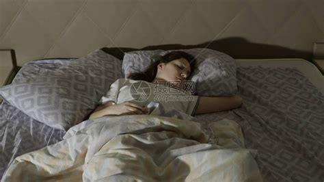 一个年轻女人做恶梦高清图片下载-正版图片502970807-摄图网