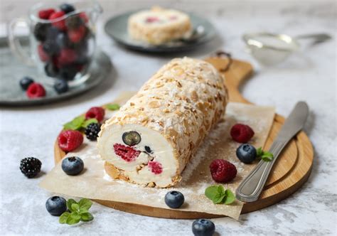 Beze rolada sa mascarpone kremom i voćem - Mystic Cakes